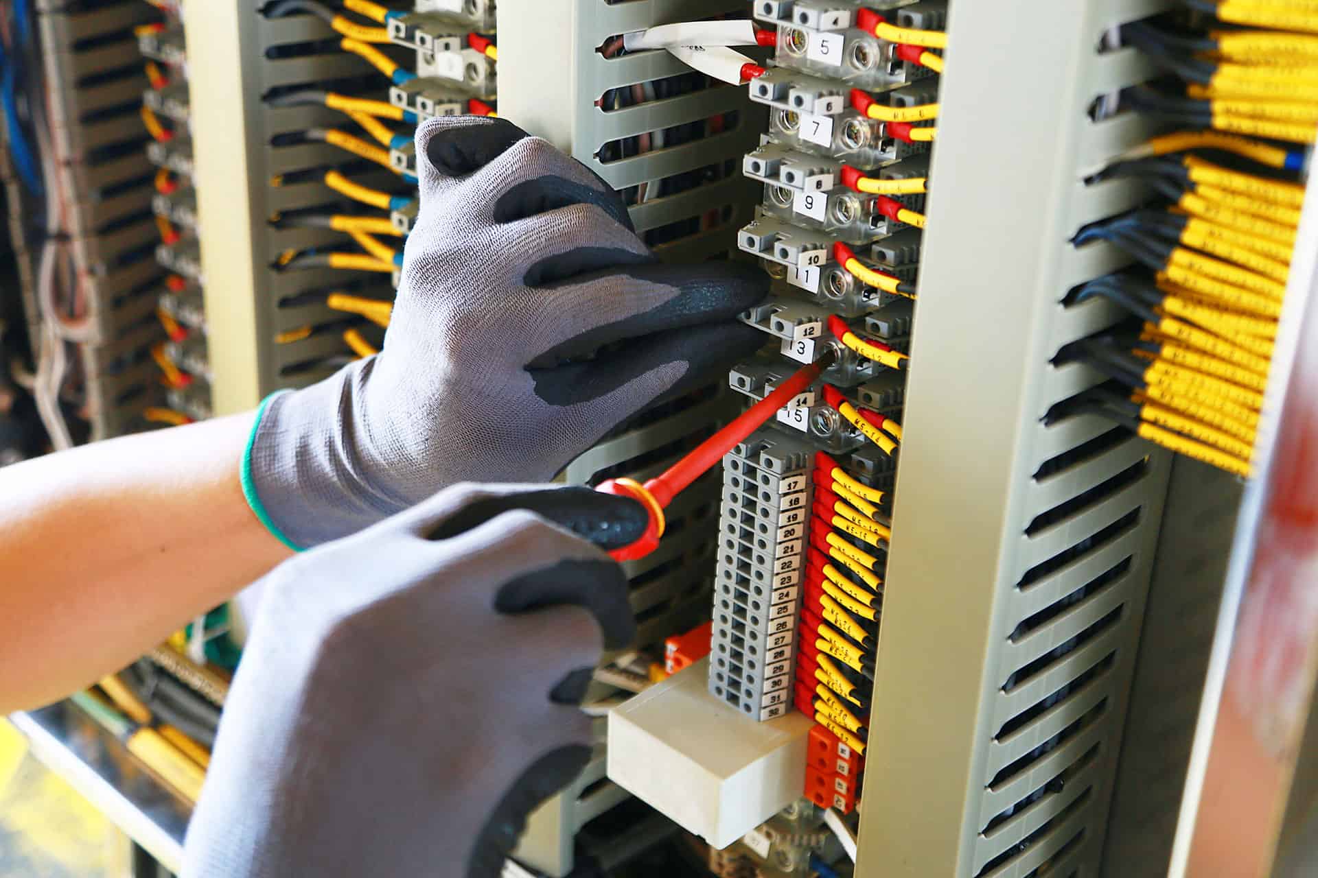 istock 1007046542 resized electrical board testing